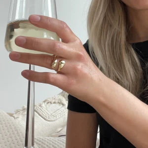 Guldring  - Justerbar guldring (inte äkta guld). Endast använd ett fåtal gånger. 