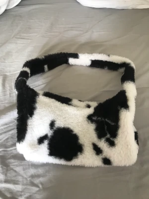 Ko väska - Säljer denna ko väska då den inte är min stil längre, bra skick och har inte används många gånger alls!