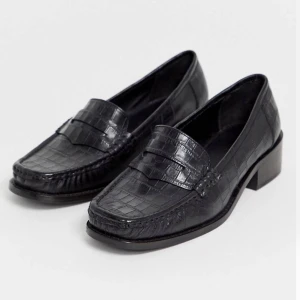 Svarta loafers (90-tal stil) - Svarta loafers i 90-talsstil. Skorna är endast provade, storlek 37 men upplever de något mindre. 