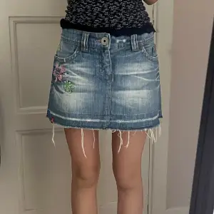Världens finaste sommar kjol köpt på sellpy, men den är tyvärr för stor för mig :(