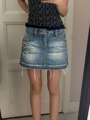 Blommig kjol - Världens finaste sommar kjol köpt på sellpy, men den är tyvärr för stor för mig :(