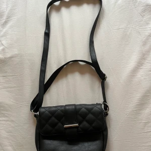 Handväska  - Köpt för ungefär ett halvår sedan men kommer inte till användning längre pga att jag fick en ny i pressent. Den har inga skador eller märken på sig. 