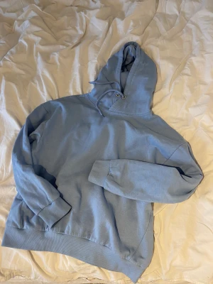 Hoodie - Säljer denna hoodie från lager 157 då den inte kommer till andvändning, helt oanvänd och är i nyskick❣️