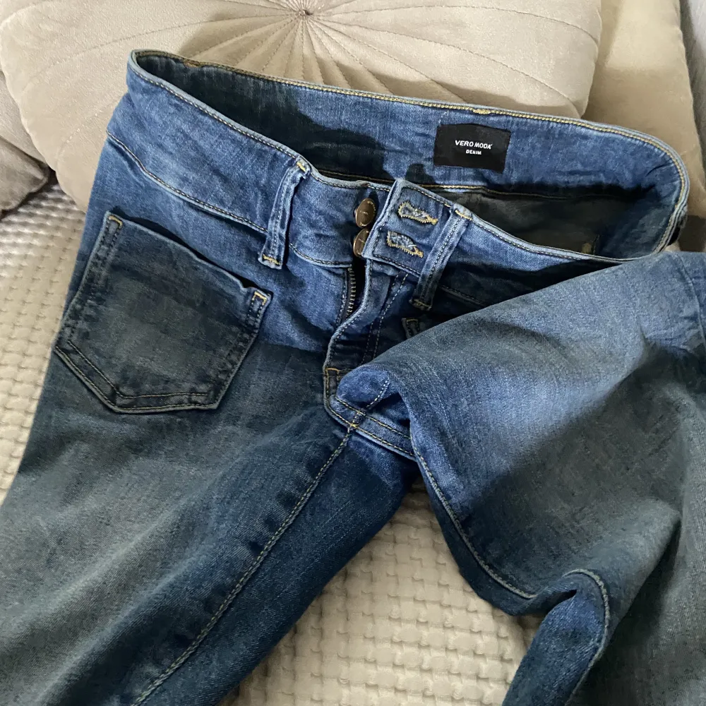 Väldigt snygga low waist jeans som är bootcut och har fickor fram! Är populära och är super najs till hösten 🙌 Säljer för 280kr + frakt ! Buda! Men tryck ej på köp nu utan kontakta först ❤️ pris går att diskutera! Strl 26/27- 32! Jag e ganska lång själv!. Jeans & Byxor.