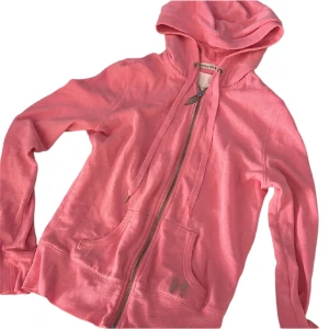 Victoria secret kofta💕 - JÄTTESNYGG Victoria secret kofta som inte säljs längre jättefint skick utom att en metall grej på snöret saknas💕