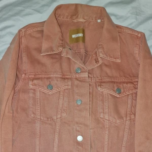 Rosa Denim Sett Weekday - Rosa kjol och jacka i denim från Weekday. Endast 350kr för både jeanskjol och jeansjacka.