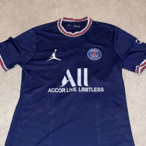 En PSG fotbollströja som är använt några gånger och är i bra skick. (Fan edition) svårt och få tag på den. Ny pris kostar 1000 (ÄKTA)