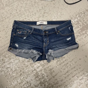 Hollister shorts - Säljer mina lågmidjade short från hollister då de inte kommer till användning! Köpta begagnade men har själv inte använt de💖
