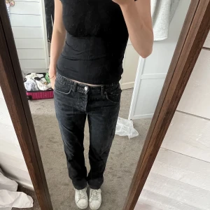 Zara jeans - Säljer nu mina mid waist grå/svarta jeans från zara☺️ asnajjs! Men använder dem tyvärr inte längre då jag har andra. Strl 38 men passar även 36 då de är lite små k storleken💞💞