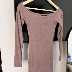 Klänning  - Lagom längd på denna klänning och går att både klä upp och klä ner 