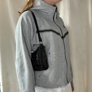 Nike tech fleece - Sprillans ny äkta Nike tech fleece, använt 1 ända gång, så gott som ny, grått, köpte den för 999kr, nytt pris.
