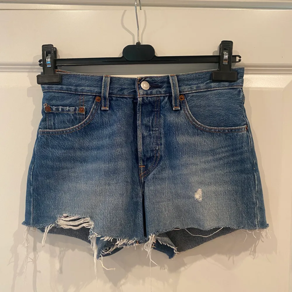 Säljer dessa blå jeansshorts från levi’s i modellen 501 då de tyvärr är för små för mig🫶🏻. Shorts.