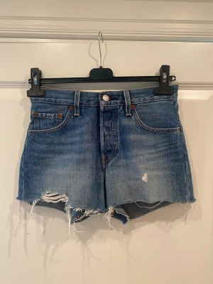 Levi’s jeansshorts  - Säljer dessa blå jeansshorts från levi’s i modellen 501 då de tyvärr är för små för mig🫶🏻