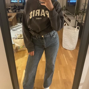 Vida jeans från ZARA  - Snygga blå jeans från ZARA. Modellen är vid och har storlek 36. Väldigt fint skick. Jag är 169 och längden är jättefin.