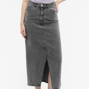 Säljer denna super snygga jeans kjolen ifrån monki i st 38. Liten i storleken, har vanligtvis 36 och är 1.55. Säljer då den inte kommer till använding 