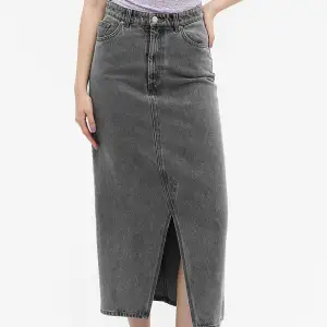 Säljer denna super snygga jeans kjolen ifrån monki i st 38. Liten i storleken, har vanligtvis 36 och är 1.55. Säljer då den inte kommer till använding 