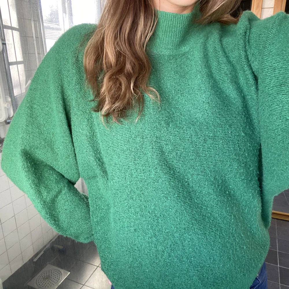 Superhärlig grön stickad tröja från HM. Så mysig till hösten och vintern och så fin färg. Stickat.