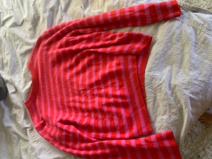 Randig tröja från zara  - Helt ok använd tröja från zara, har varit underbar nu i sommar men har vuxit ur den och blivit lite nopprig. Passar någon som är xs/s🩷🤍 köpte den för 329 kr men säljer den för 75 kr exklusive frakt och pris kan såklart alltid diskuteras,🩷🩷