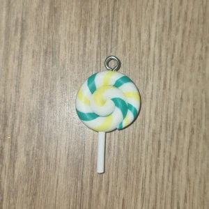 Smycke - En klubba man kan göra ett öronhänge av eller ha i ett halsband!