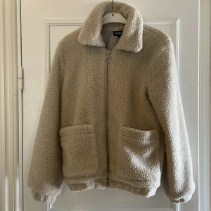 Jacka - Jacka i 100% polyester. Storlek 38. Sparsamt använd.