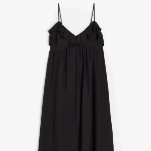 v-ringad hm klänning - supersöt klänning i nylon. aldrig använd, prislapp kvar