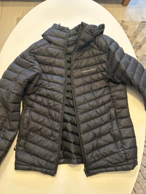 Peak performance jacka - En fin peak performance jacka till hösten som är oanvänd och säljs då jag rensar garderoben