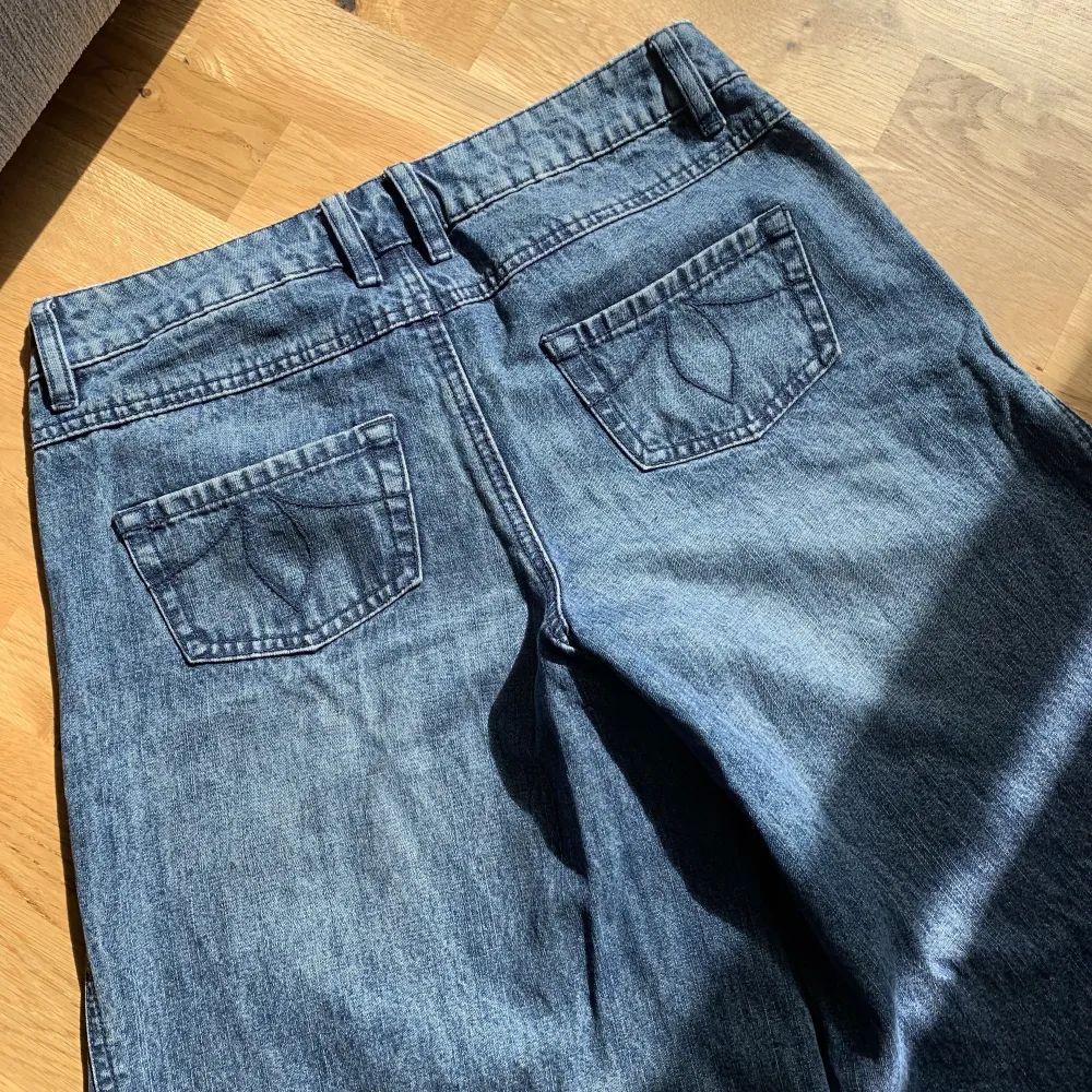 Riktigt balla vida vintage jeans som jag köpt på sellpy! Tyvärr var det för små för mig (brukar ha S-M eller 38 i byxor) Skulle säga att storleken är en XS men funkar för en mindre S. På mig som är 165 var det också en centimeter för korta för min smak 😊. Jeans & Byxor.