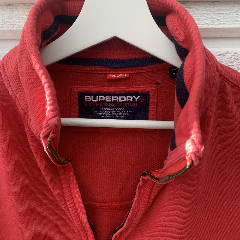 Röd Superdry tröja. Tröjor & Koftor.