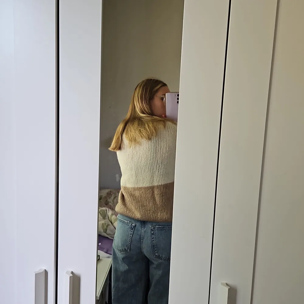 Vit/beige tröja från H&M i storlek XS, jättemysig och perfekt att ha inför hösten/vintern🩶. Neuleet.