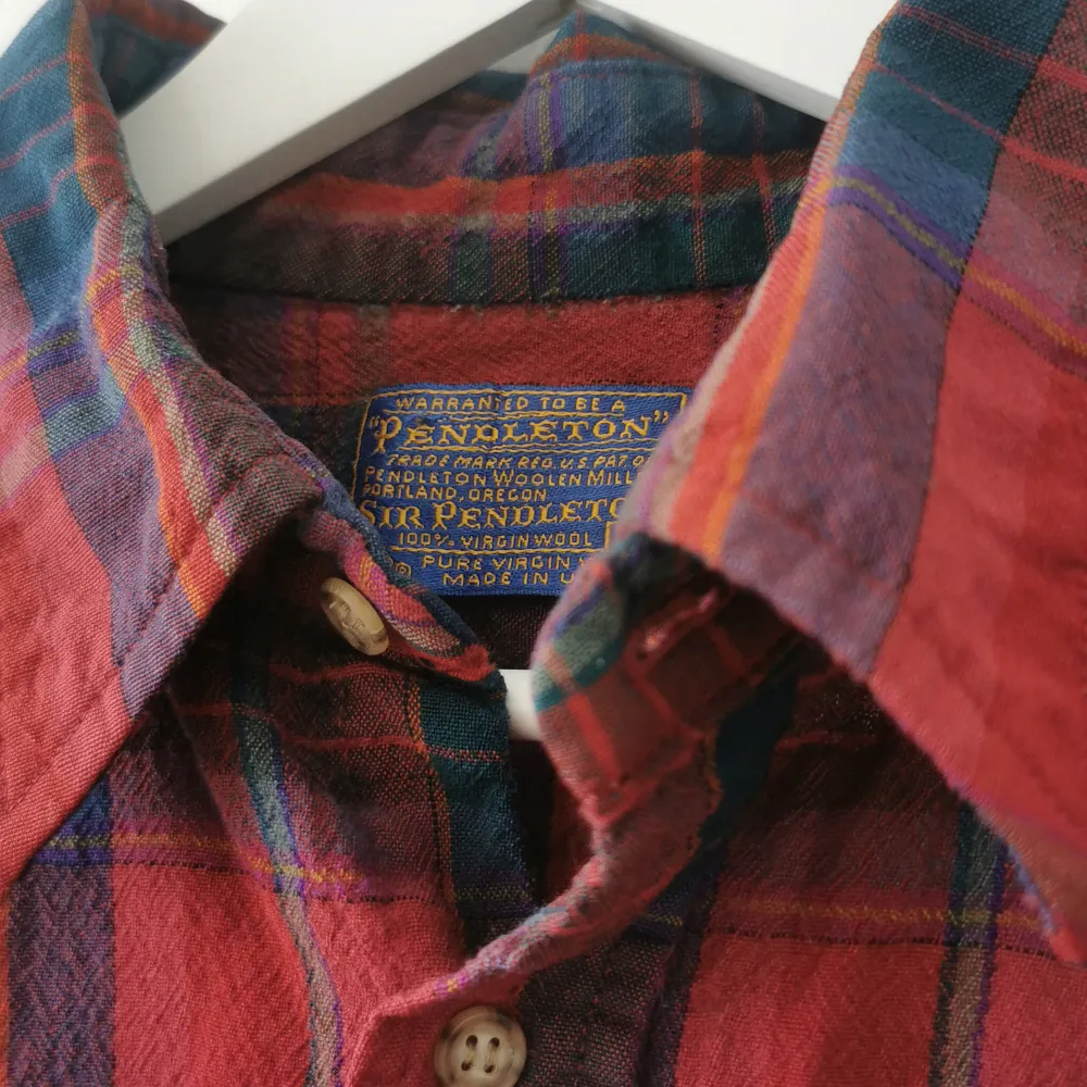 Super cool authentic Pendleton flannel (butches to the front) - I've loved it but now it's time to pass it on! Label says XL but I'd say it's an M L depending how tight you like ur shirts. See ref pic of me wearing it, I'm 160cm tall. . Skjortor.