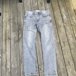 Pull and bear grå - Säljer mina grå pull and bear regular fit. Byxorna är i nyskick. 