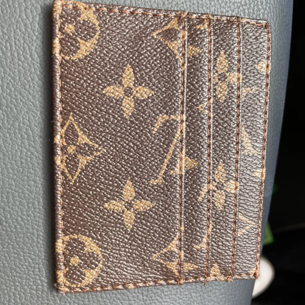 Tjenare säljer min Louis Vuitton plånbok denna är min farbrors gamla med mycket plats för kort och kontanter och säljer denna för 400kr så om du är intresserad så är det bara att slå till.. Accessoarer.