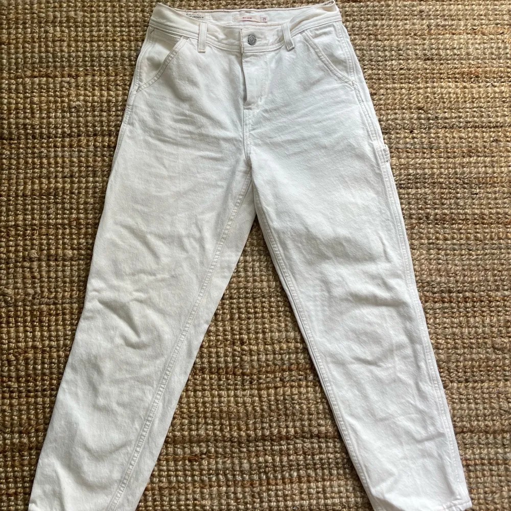 Älskade dessa men nu är dom för små för mig 🥲 Storlek- 25 Waist ( Rekomenderar för XS/S 32/34 i jeans)  Pris- 200 kr 💗+ Frakt 📦  Kvalitet- Är i bra skick 👍🏼. Jeans & Byxor.