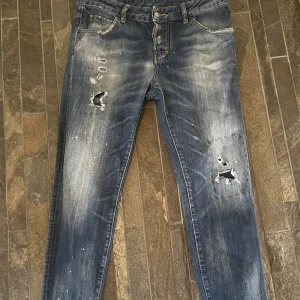 Dsquared2 Jeans - Dsquared2 Jeans i str 42, passar dig som är mellan 170cm-180cm