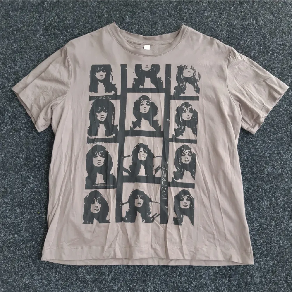 Säljer denna jätte fina T-shirt som är köpt här på plick😄💖 Den är nästan oanvänd! Det står ingen storlek men skulle säga att den motsvarar en M ungefär, men passar de flesta beroende på hur man vill att den ska sitta💖😊. T-shirts.