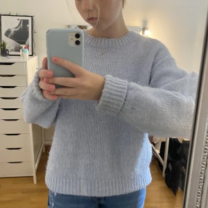 Ljusblå stickad tröja - Jättefin stickad tröja från zara🤍I storlek S, säljer för 190kr +frakt💕