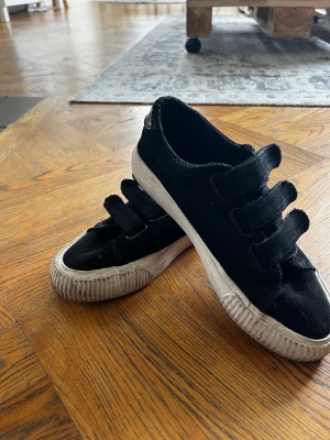 Sneakers  - Fina sneakers i machester med kardborre. Kommer tyvärr inte till användning längre. Köpta på Zalando🥰