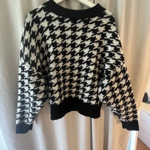 Stickad tröja  - St M (men skulle säga en S) från HM Pris kan alltid diskuteras, skriv om ni har frågor ❤️