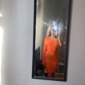 Klänning  - Oanvänd köptes nyligen  Frakten står för köparen 