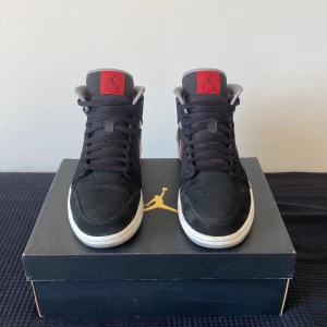 Air Jordan 1 MidBlack Particle Grey Gym Red - Jordan 1 mid  Storlek: EUR44  Skick: välanvända  Nypris: 2400 kr   Pris: 480 kr Pris kan diskuteras.   