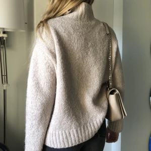 Stickad ljus rosa tröja - I bra skick, inga defekter.  (Sticks ej)