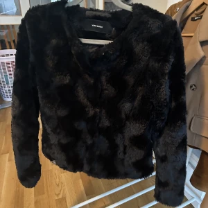 Kort pälsjacka - Söt kort svart pälsjacka. Knappt använd