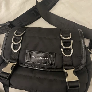 Ideal of sweden väska  - Super fin väska från ideal of sweden, slutsåld från hemsidan köpt för 1,000 säljer för 449 endast använd 1 gång, säljer då jag köpt en ny väska o denna inte kommer till användning. Skriv privat för fler bilder💞