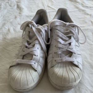 Adidas Superstar - Ett par Adidas Superstar i gott skick.