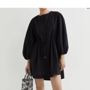 Linneklänning  - En svart Linneklänning från H&M i storlek xs, aldrig använd. Superfin till alla tillfällen. Jättebra kvalitet på klänningen💗 Nyskick