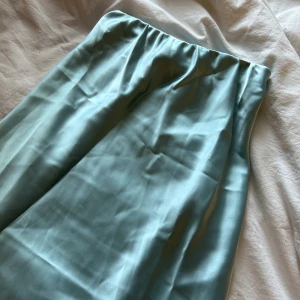 Satin kjol - Jättefin satin kjol i blå. Aldrig använt, prislappen är kvar💙