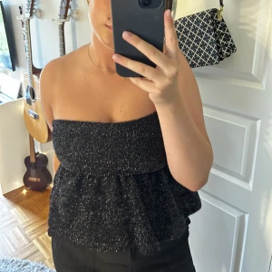 Festtopp  - Säljer denna otroliga glittriga festtoppen från Gina tricot. Använd 1 gång så den är precis som ny! Jag är 166cm lång🩷