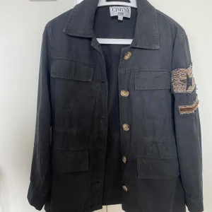 Jacka - Säljer denna fina jackan som är köpt på Chealsea, den är i ganska bra sick då jag köpte den i våras. Den är i storlek XS med skulle säga att den passar en xs/m då den är stor i storleken. Jätte fint tryck på vänster armen. Fraktar eller möts upp i Gbg ☺️ 