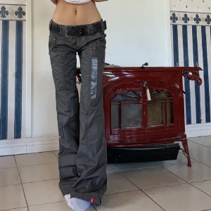 Edc by Esprit Cargos Byxor - Lågmidjade Cargos från Edc by Esprit✨🩷 Bilderna är från gamla ägaren men har bara använt byxorna 2 gånger sen dess och enligt henne var de helt nya!  Midja: 83 cm  Innberbenslängd: 87 cm Bältet ingår ej!  Kan skicka fler bilder☺️