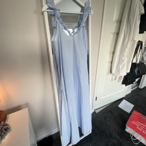 Blå långklänning - Så söt långklänning med volang!! Hör av dig vid frågor eller för fler bilder🤍